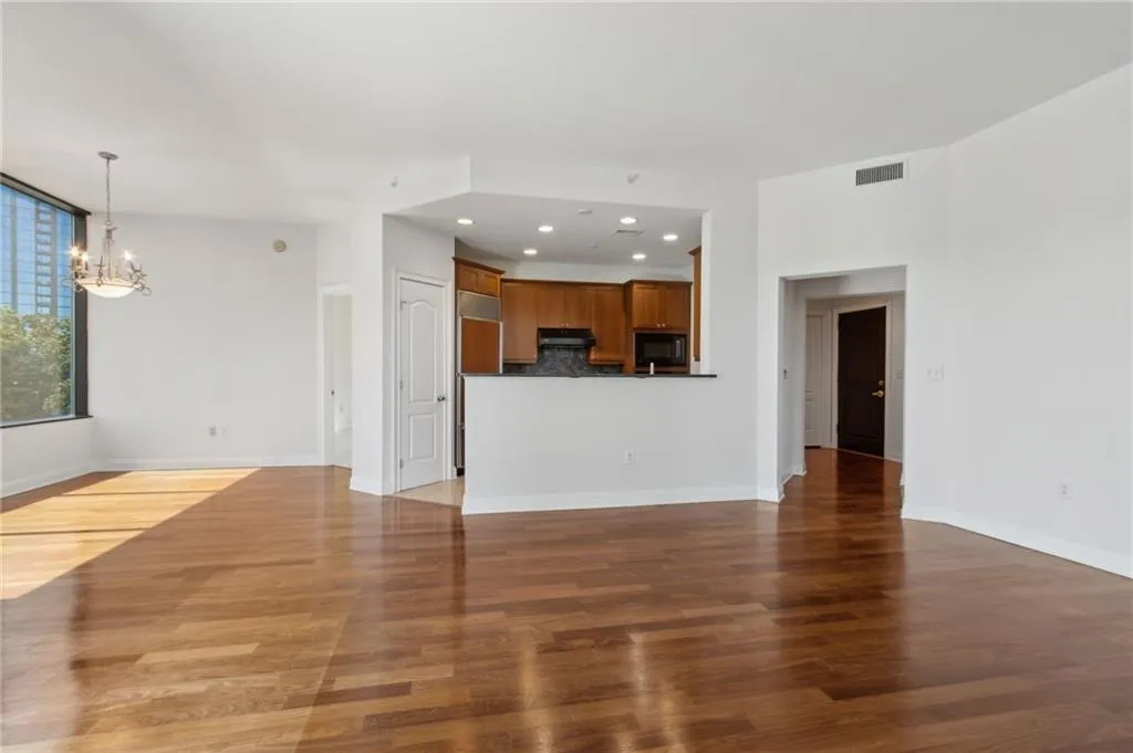 2828 Peachtree Road Ne Unit 802, Atlanta, Georgia 30305, 2 Bedrooms Bedrooms, ,2 BathroomsBathrooms,Residential,For Sale,2828 Peachtree Road Ne Unit 802,7640504