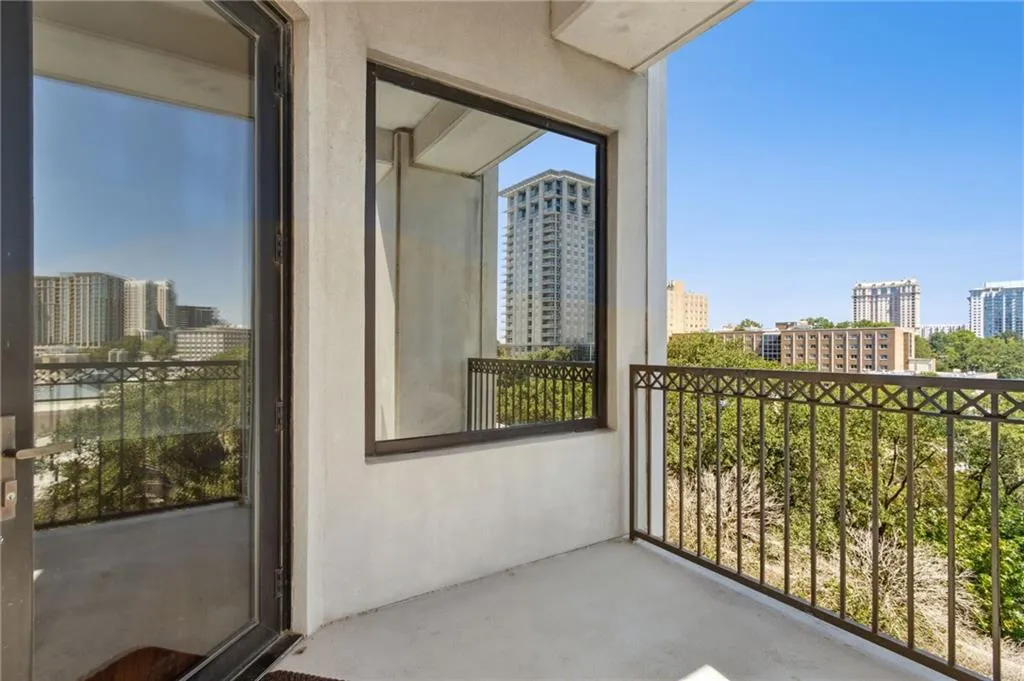 2828 Peachtree Road Ne Unit 802, Atlanta, Georgia 30305, 2 Bedrooms Bedrooms, ,2 BathroomsBathrooms,Residential,For Sale,2828 Peachtree Road Ne Unit 802,7640504