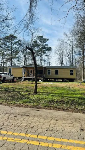 Manufactured / mobile home with a front lawn