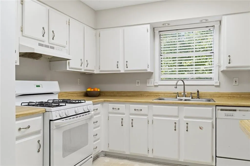 809 Wedgewood Way, Atlanta, Georgia 30350, 2 Bedrooms Bedrooms, ,2 BathroomsBathrooms,Residential,For Sale,809 Wedgewood Way,7758827
