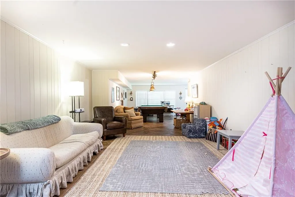 695 Fair Oaks Manor, Atlanta, Georgia 30327, 4 Bedrooms Bedrooms, ,3 BathroomsBathrooms,Residential,Sold,695 Fair Oaks Manor,7239146