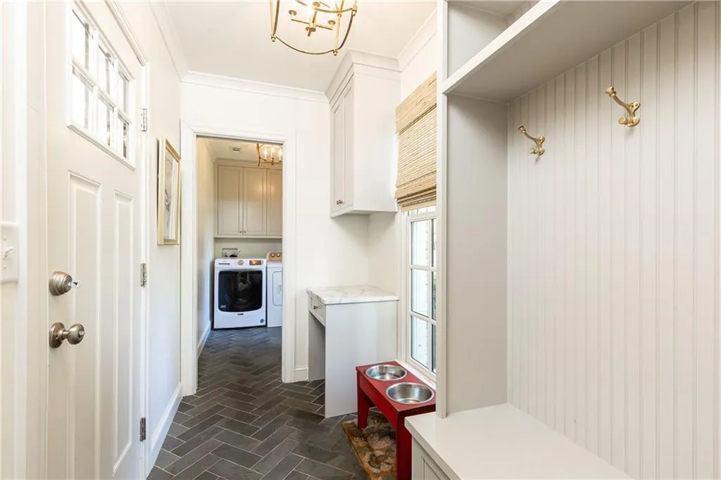 695 Fair Oaks Manor, Atlanta, Georgia 30327, 4 Bedrooms Bedrooms, ,3 BathroomsBathrooms,Residential,Sold,695 Fair Oaks Manor,7239146