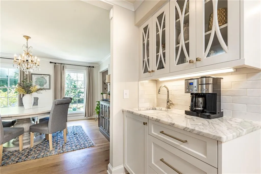 695 Fair Oaks Manor, Atlanta, Georgia 30327, 4 Bedrooms Bedrooms, ,3 BathroomsBathrooms,Residential,Sold,695 Fair Oaks Manor,7239146