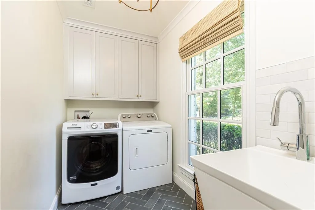 695 Fair Oaks Manor, Atlanta, Georgia 30327, 4 Bedrooms Bedrooms, ,3 BathroomsBathrooms,Residential,Sold,695 Fair Oaks Manor,7239146