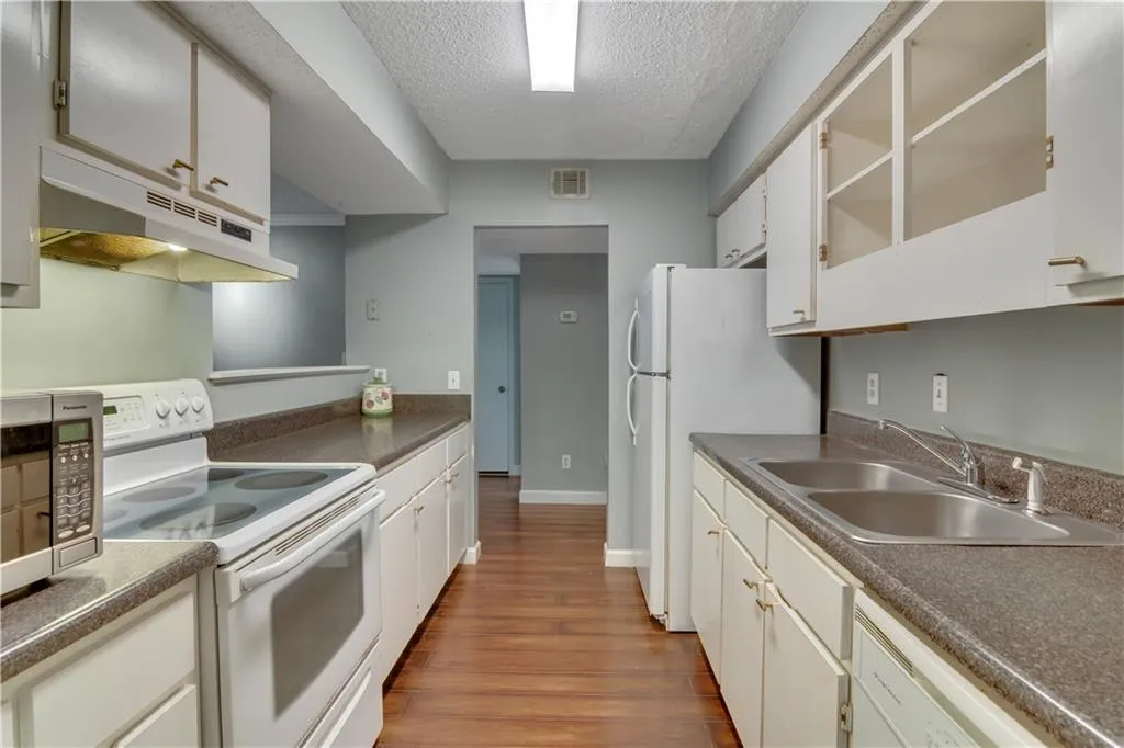 3006 Wingate Way, Sandy Springs, Georgia 30350, 1 Bedroom Bedrooms, ,1 BathroomBathrooms,Residential,Sold,3006 Wingate Way,6984388