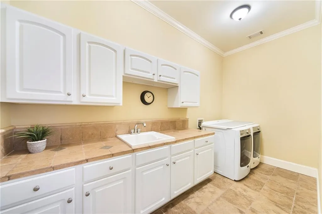 65 Maryeanna Drive, Atlanta, Georgia 30342, 5 Bedrooms Bedrooms, ,5 BathroomsBathrooms,Residential,Sold,65 Maryeanna Drive,6687231