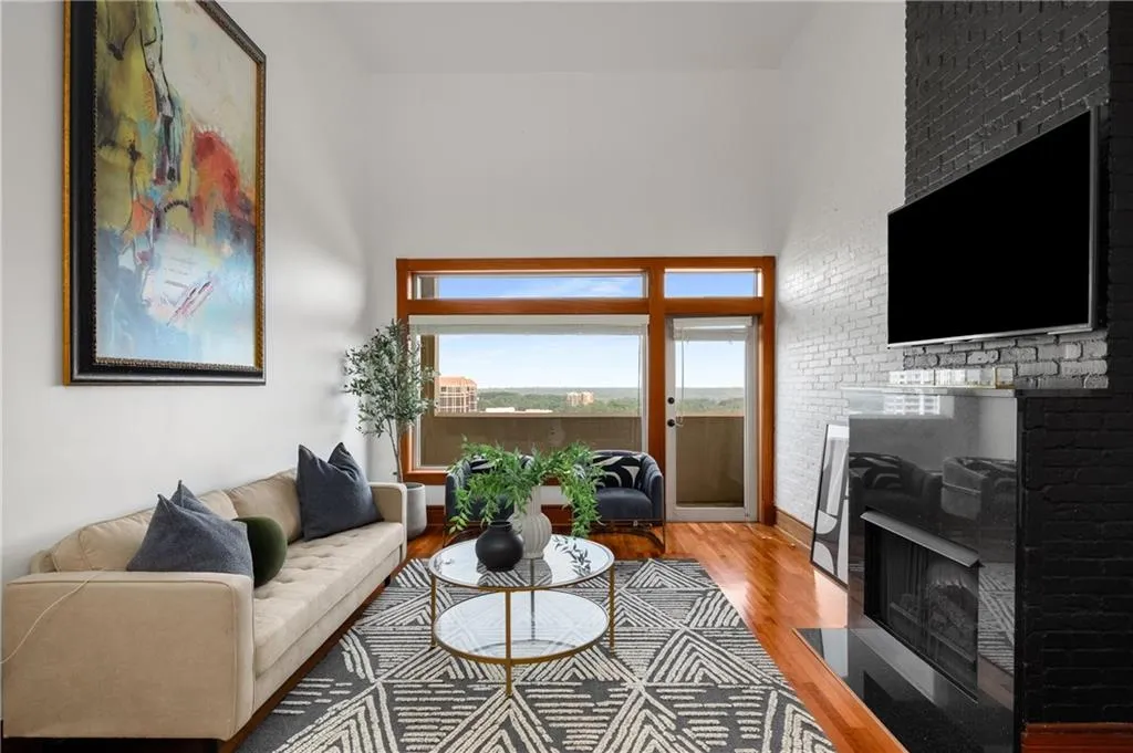 3334 Peachtree Road Ne Unit 1707, Atlanta, Georgia 30326, 1 Bedroom Bedrooms, ,2 BathroomsBathrooms,Residential,Sold,3334 Peachtree Road Ne Unit 1707,7594739