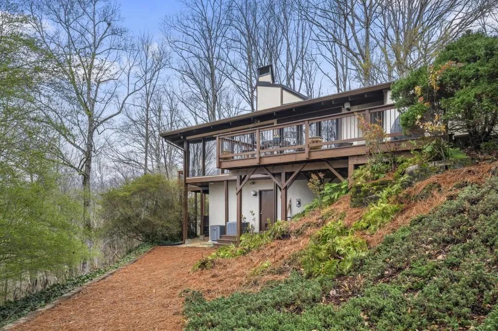 130 Huntcliff Point Ne, Sandy Springs, Georgia 30350, 5 Bedrooms Bedrooms, ,3 BathroomsBathrooms,Residential,For Sale,130 Huntcliff Point Ne,7735703