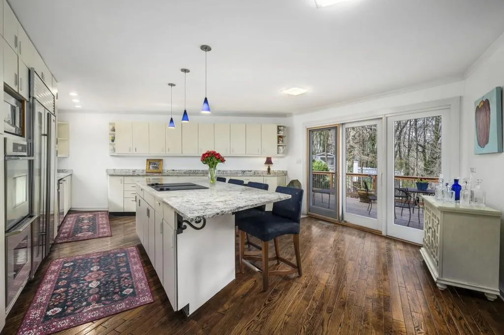 130 Huntcliff Point Ne, Sandy Springs, Georgia 30350, 5 Bedrooms Bedrooms, ,3 BathroomsBathrooms,Residential,For Sale,130 Huntcliff Point Ne,7735703