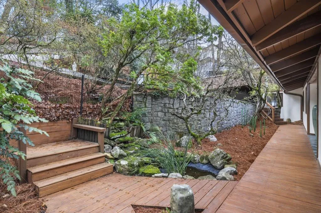 130 Huntcliff Point Ne, Sandy Springs, Georgia 30350, 5 Bedrooms Bedrooms, ,3 BathroomsBathrooms,Residential,For Sale,130 Huntcliff Point Ne,7735703