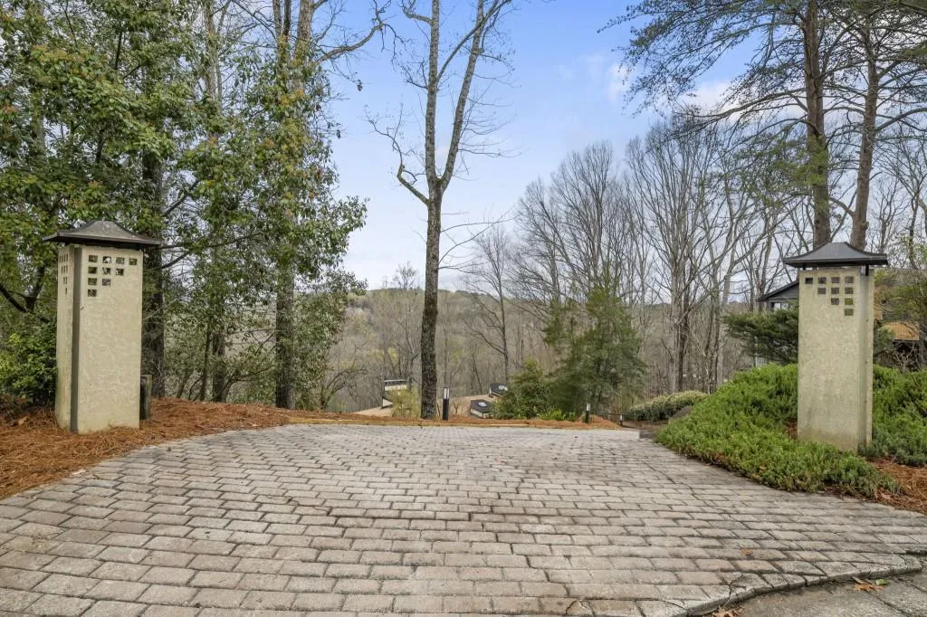 130 Huntcliff Point Ne, Sandy Springs, Georgia 30350, 5 Bedrooms Bedrooms, ,3 BathroomsBathrooms,Residential,For Sale,130 Huntcliff Point Ne,7735703