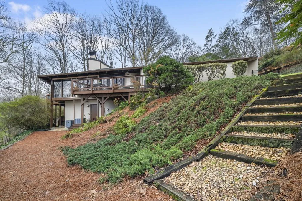 130 Huntcliff Point Ne, Sandy Springs, Georgia 30350, 5 Bedrooms Bedrooms, ,3 BathroomsBathrooms,Residential,For Sale,130 Huntcliff Point Ne,7735703
