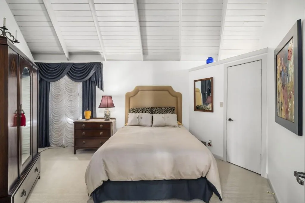 130 Huntcliff Point Ne, Sandy Springs, Georgia 30350, 5 Bedrooms Bedrooms, ,3 BathroomsBathrooms,Residential,For Sale,130 Huntcliff Point Ne,7735703