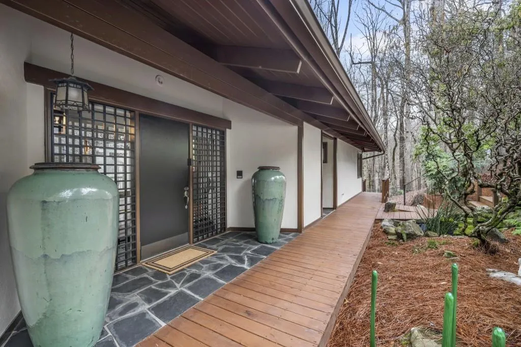 130 Huntcliff Point Ne, Sandy Springs, Georgia 30350, 5 Bedrooms Bedrooms, ,3 BathroomsBathrooms,Residential,For Sale,130 Huntcliff Point Ne,7735703