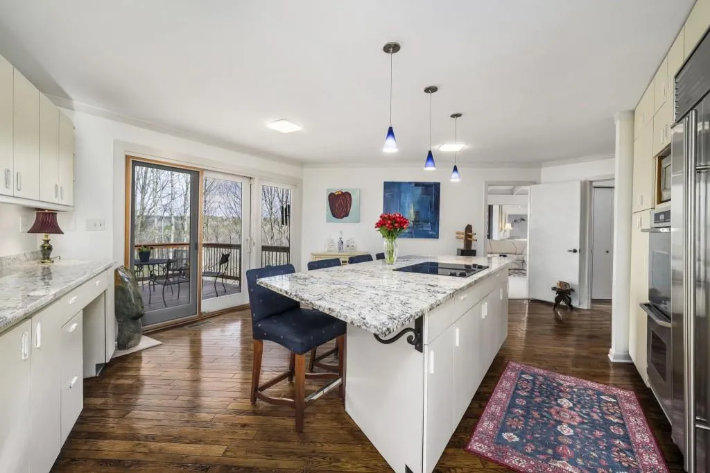 130 Huntcliff Point Ne, Sandy Springs, Georgia 30350, 5 Bedrooms Bedrooms, ,3 BathroomsBathrooms,Residential,For Sale,130 Huntcliff Point Ne,7735703