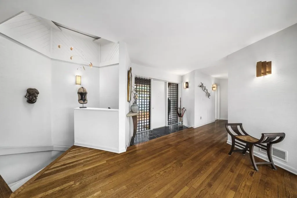 130 Huntcliff Point Ne, Sandy Springs, Georgia 30350, 5 Bedrooms Bedrooms, ,3 BathroomsBathrooms,Residential,For Sale,130 Huntcliff Point Ne,7735703