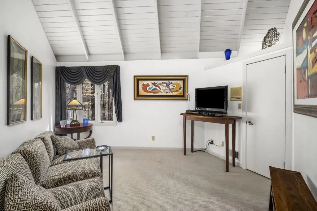 130 Huntcliff Point Ne, Sandy Springs, Georgia 30350, 5 Bedrooms Bedrooms, ,3 BathroomsBathrooms,Residential,For Sale,130 Huntcliff Point Ne,7735703