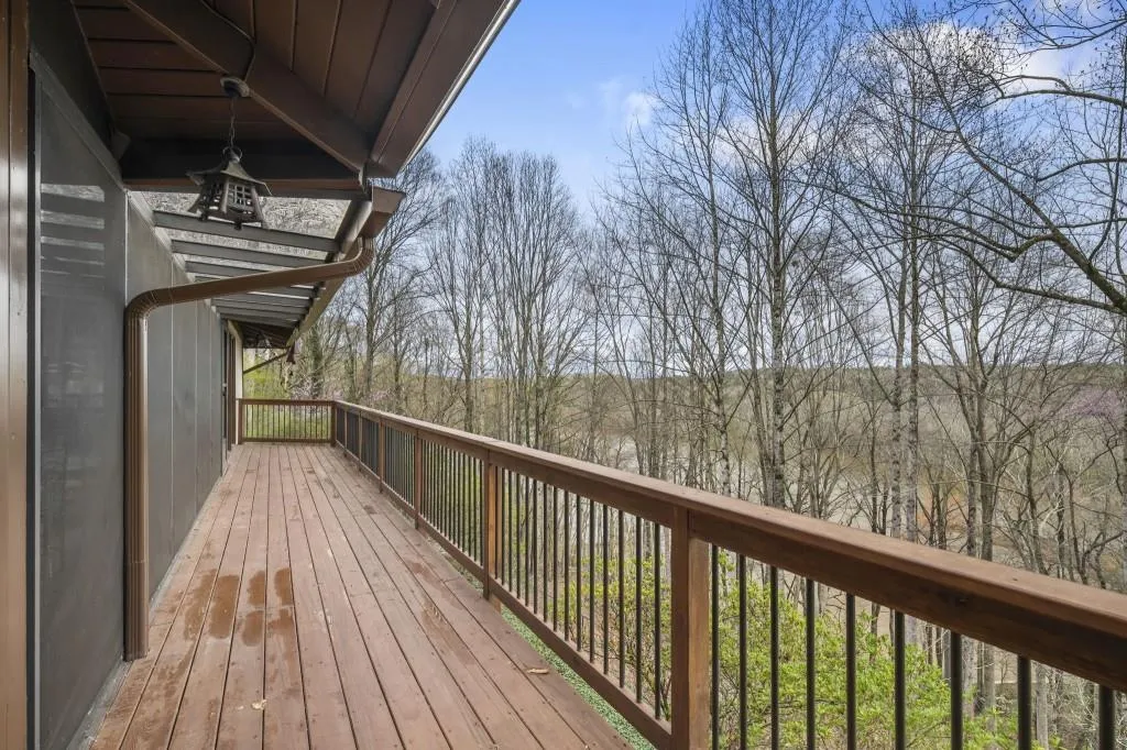 130 Huntcliff Point Ne, Sandy Springs, Georgia 30350, 5 Bedrooms Bedrooms, ,3 BathroomsBathrooms,Residential,For Sale,130 Huntcliff Point Ne,7735703