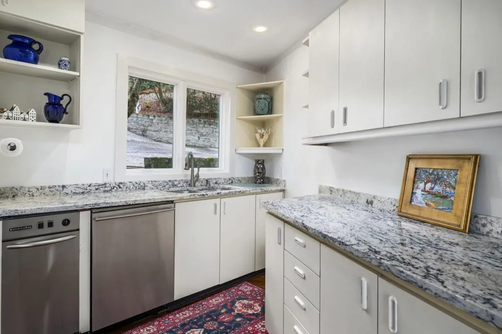 130 Huntcliff Point Ne, Sandy Springs, Georgia 30350, 5 Bedrooms Bedrooms, ,3 BathroomsBathrooms,Residential,For Sale,130 Huntcliff Point Ne,7735703