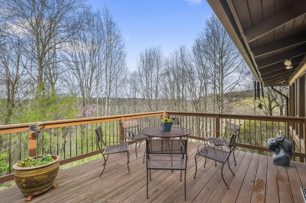 130 Huntcliff Point Ne, Sandy Springs, Georgia 30350, 5 Bedrooms Bedrooms, ,3 BathroomsBathrooms,Residential,For Sale,130 Huntcliff Point Ne,7735703