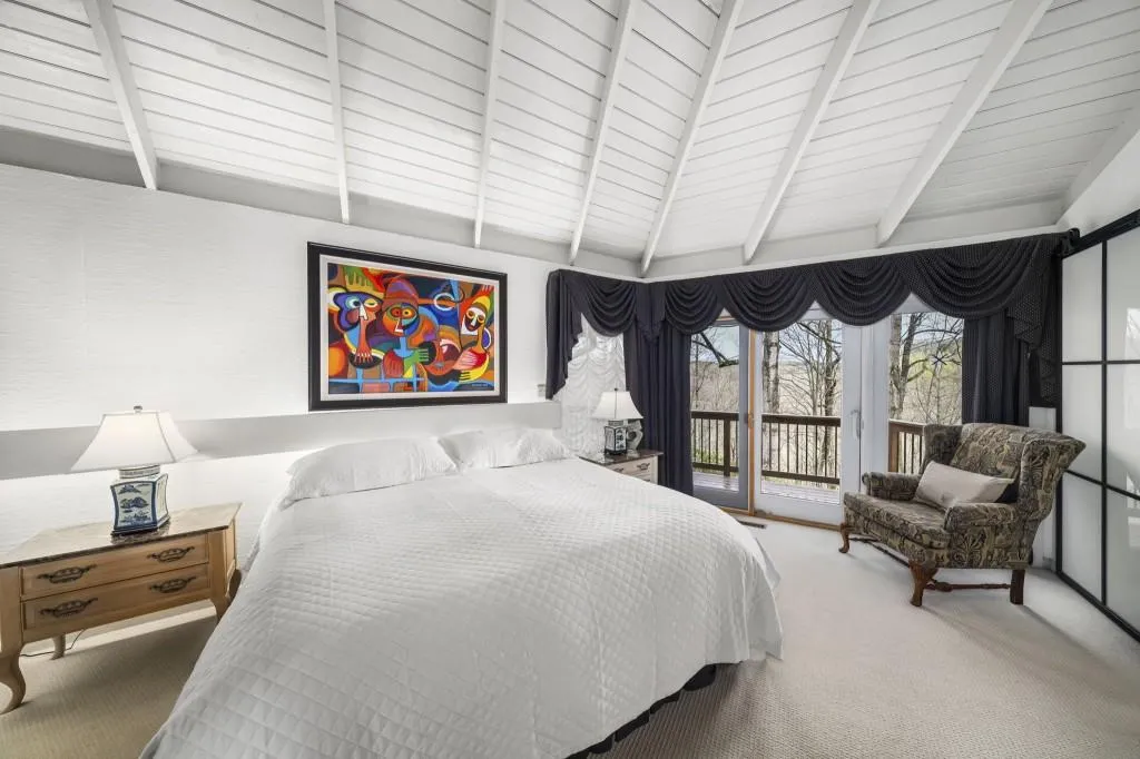 130 Huntcliff Point Ne, Sandy Springs, Georgia 30350, 5 Bedrooms Bedrooms, ,3 BathroomsBathrooms,Residential,For Sale,130 Huntcliff Point Ne,7735703