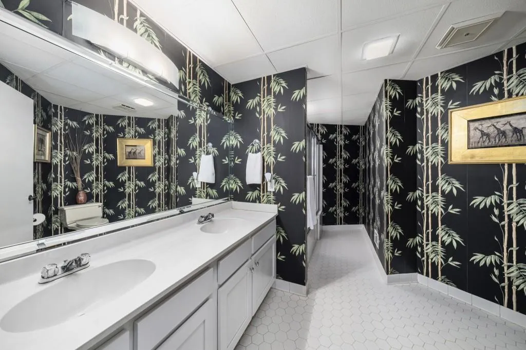 130 Huntcliff Point Ne, Sandy Springs, Georgia 30350, 5 Bedrooms Bedrooms, ,3 BathroomsBathrooms,Residential,For Sale,130 Huntcliff Point Ne,7735703