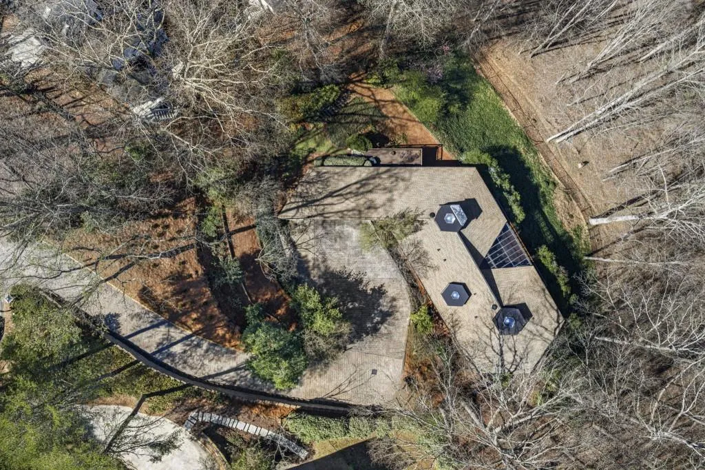 130 Huntcliff Point Ne, Sandy Springs, Georgia 30350, 5 Bedrooms Bedrooms, ,3 BathroomsBathrooms,Residential,For Sale,130 Huntcliff Point Ne,7735703