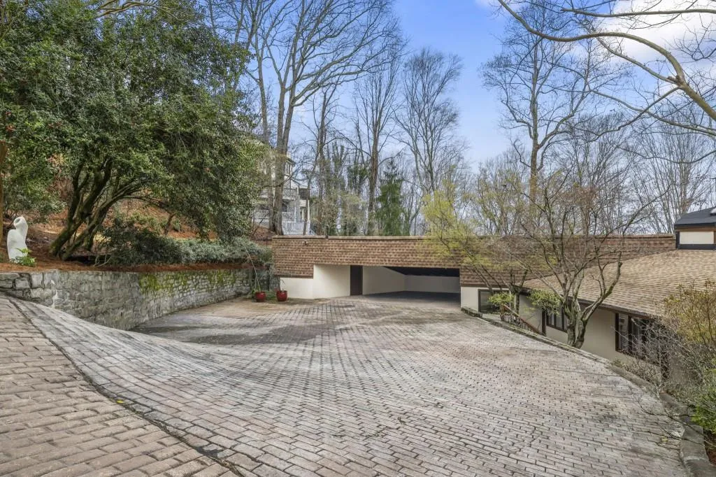 130 Huntcliff Point Ne, Sandy Springs, Georgia 30350, 5 Bedrooms Bedrooms, ,3 BathroomsBathrooms,Residential,For Sale,130 Huntcliff Point Ne,7735703