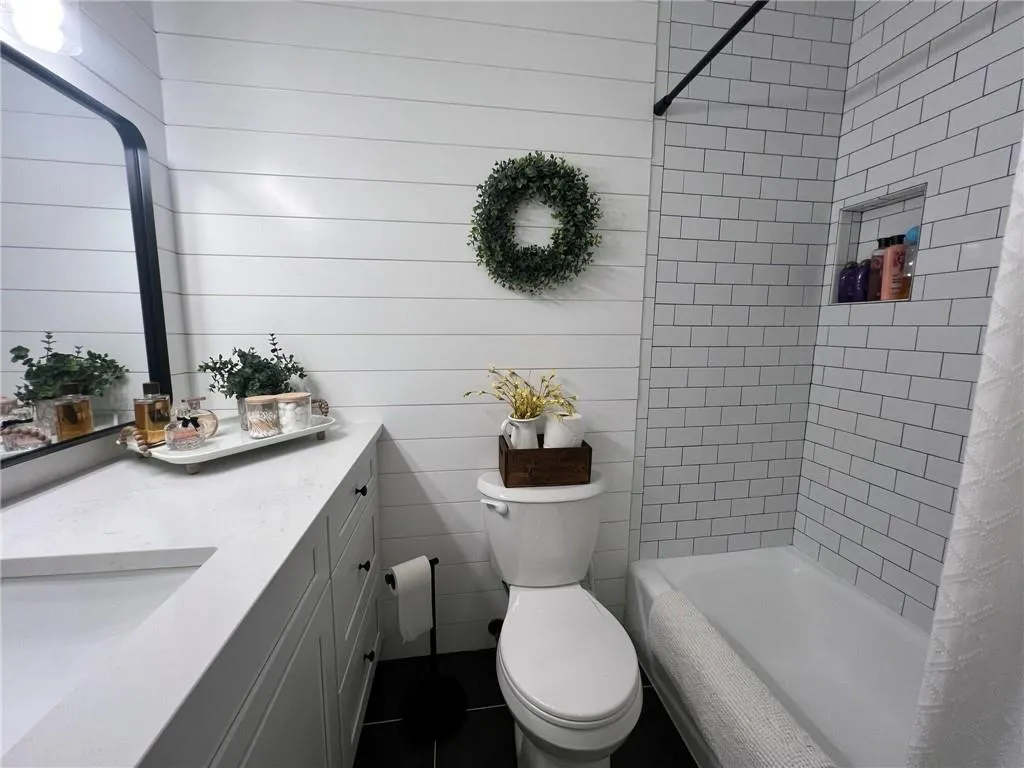 5565 Kingsport Drive Unit 21, Atlanta, Georgia 30342, 2 Bedrooms Bedrooms, ,1 BathroomBathrooms,Residential,Sold,5565 Kingsport Drive Unit 21,7352674