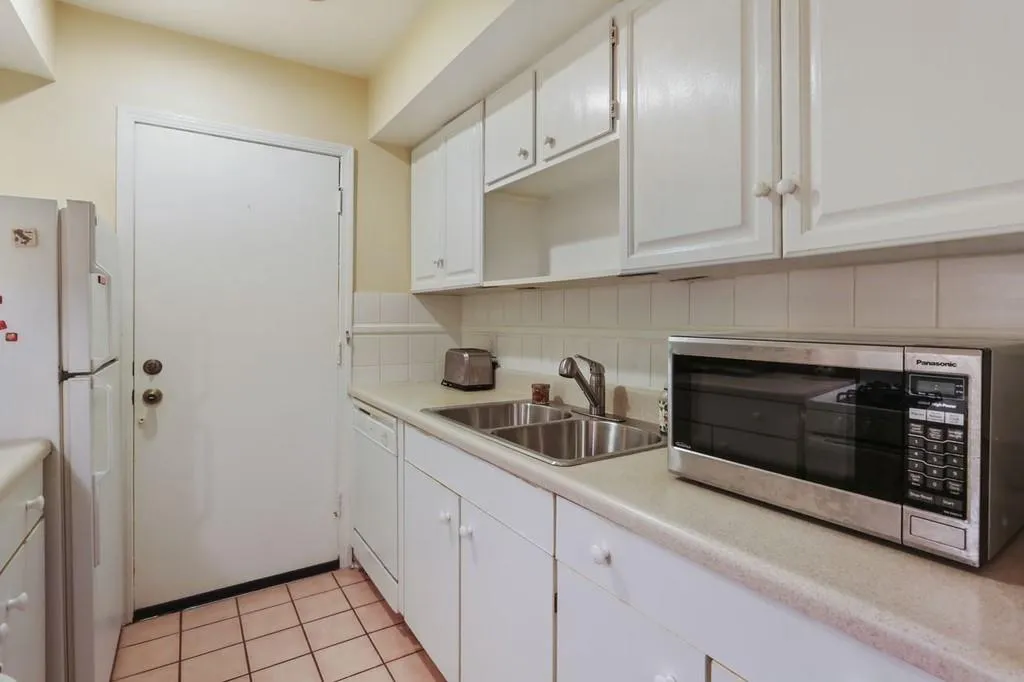 6851 Roswell Road Unit O-2, Sandy Springs, Georgia 30328, 1 Bedroom Bedrooms, ,1 BathroomBathrooms,Residential,Sold,6851 Roswell Road Unit O-2,6811332