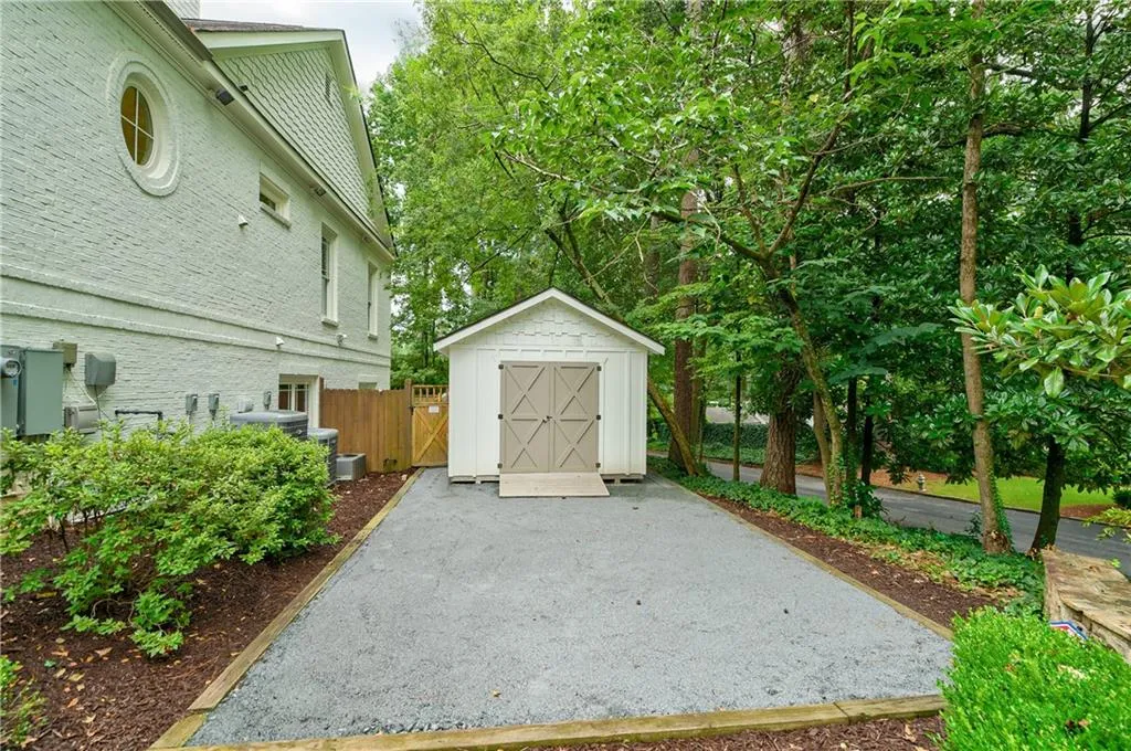 409 Brookfield Drive, Atlanta, Georgia 30342, 6 Bedrooms Bedrooms, ,5 BathroomsBathrooms,Residential,Sold,409 Brookfield Drive,6599196
