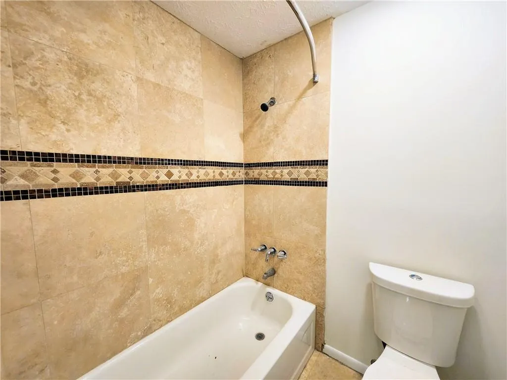 8740 Roswell Road Unit 9d, Atlanta, Georgia 30350, 2 Bedrooms Bedrooms, ,2 BathroomsBathrooms,Residential,For Sale,8740 Roswell Road Unit 9d,7379594