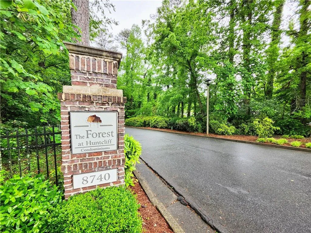 8740 Roswell Road Unit 9d, Atlanta, Georgia 30350, 2 Bedrooms Bedrooms, ,2 BathroomsBathrooms,Residential,For Sale,8740 Roswell Road Unit 9d,7379594