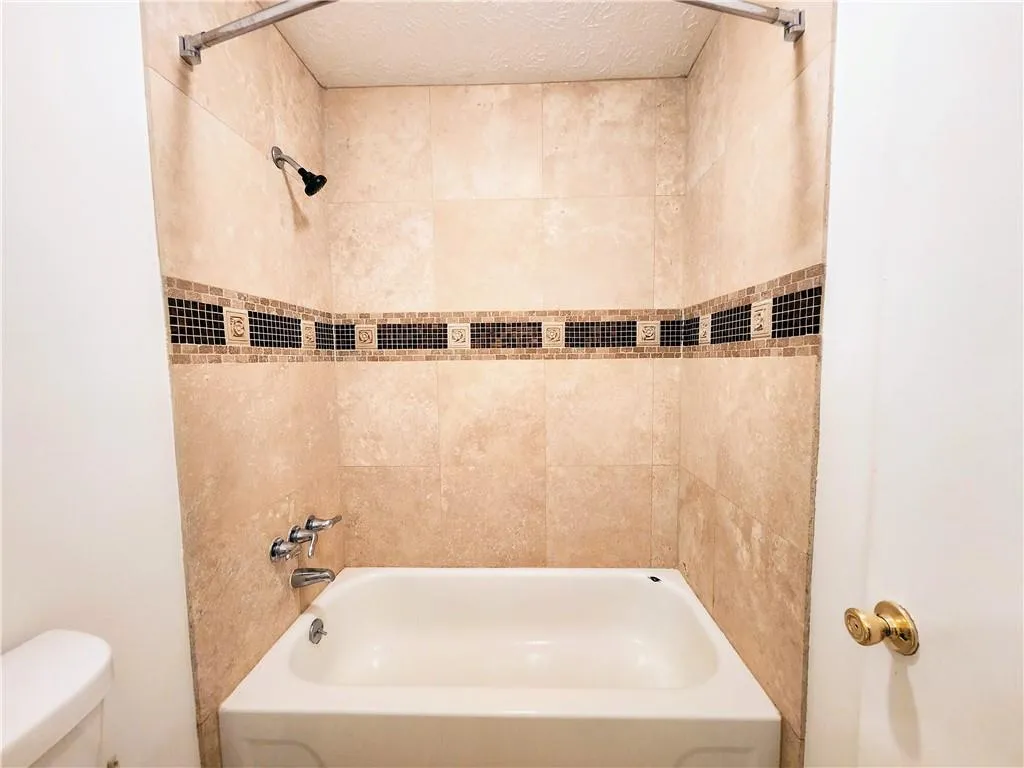 8740 Roswell Road Unit 9d, Atlanta, Georgia 30350, 2 Bedrooms Bedrooms, ,2 BathroomsBathrooms,Residential,For Sale,8740 Roswell Road Unit 9d,7379594