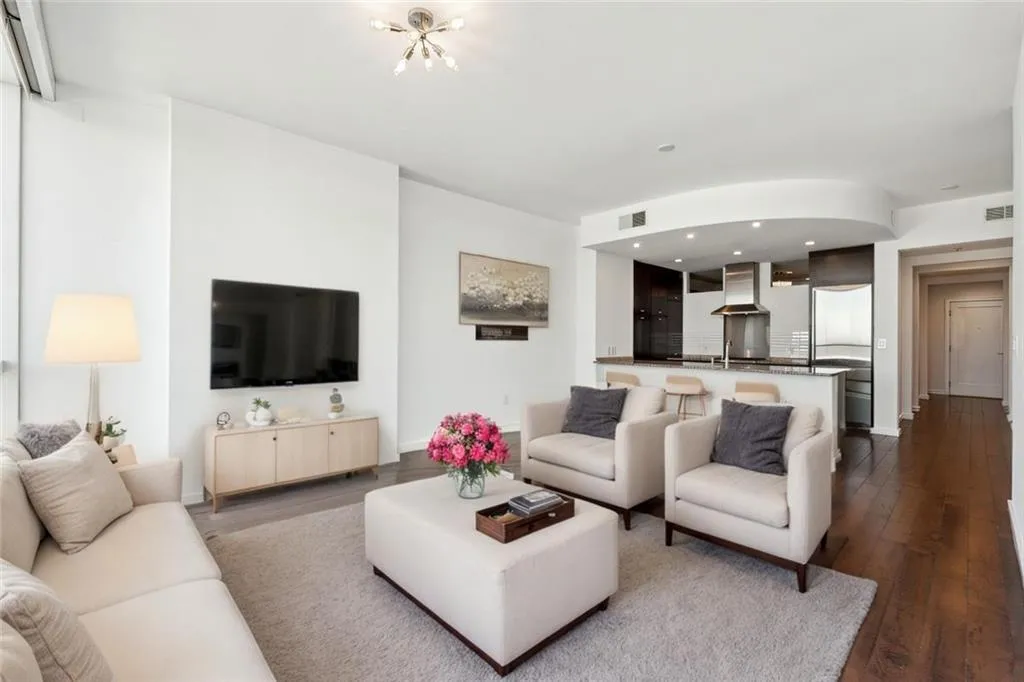Floor to Ceiling Windows in Livingroom with Space for Dining