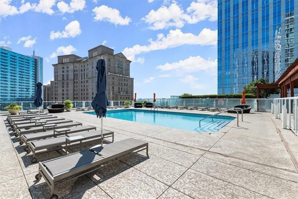 Heated Pool with Hottub