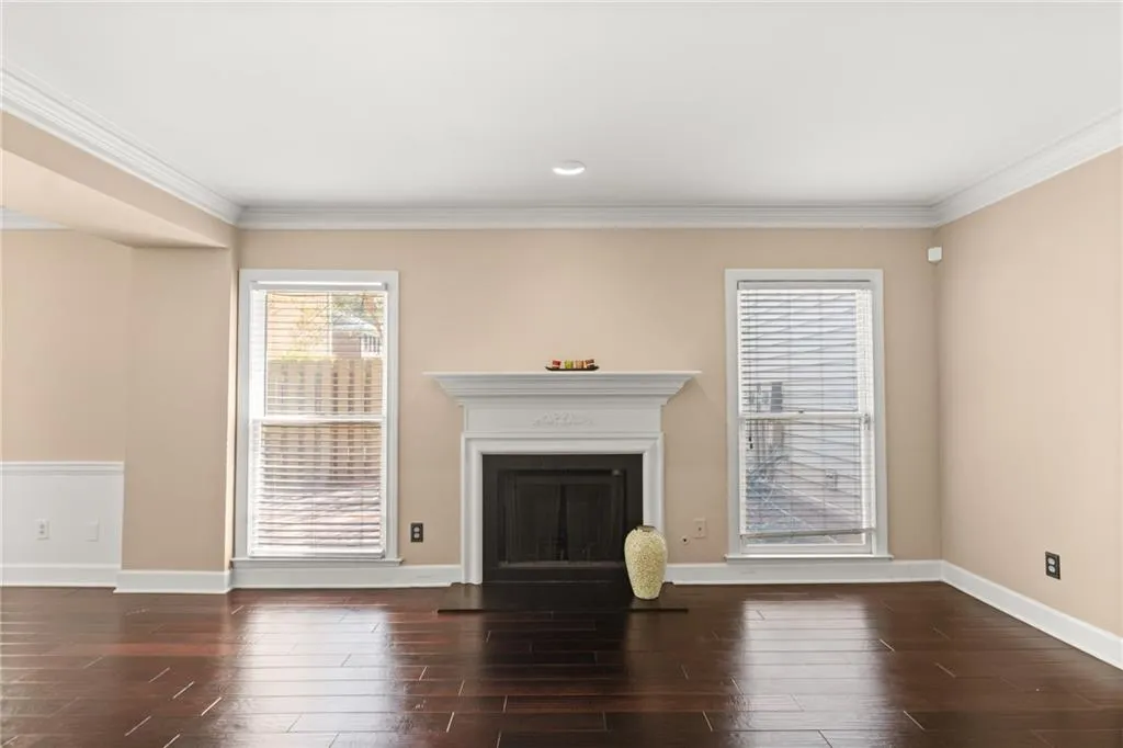 Bright Sunny Family room !!