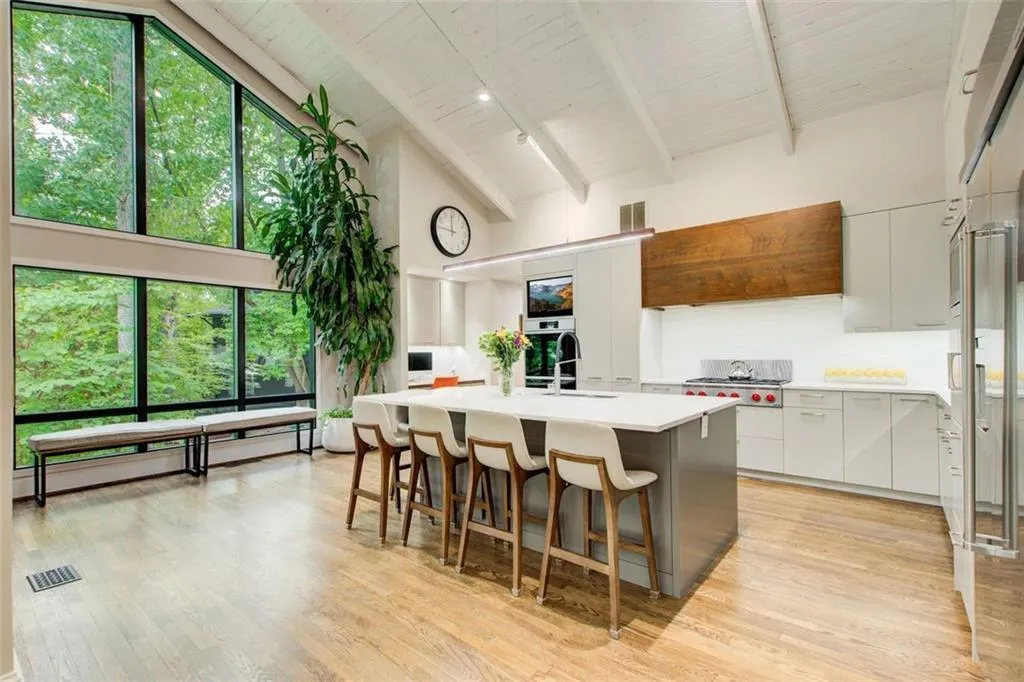 Beautiful kitchen and lots of great sunlight
