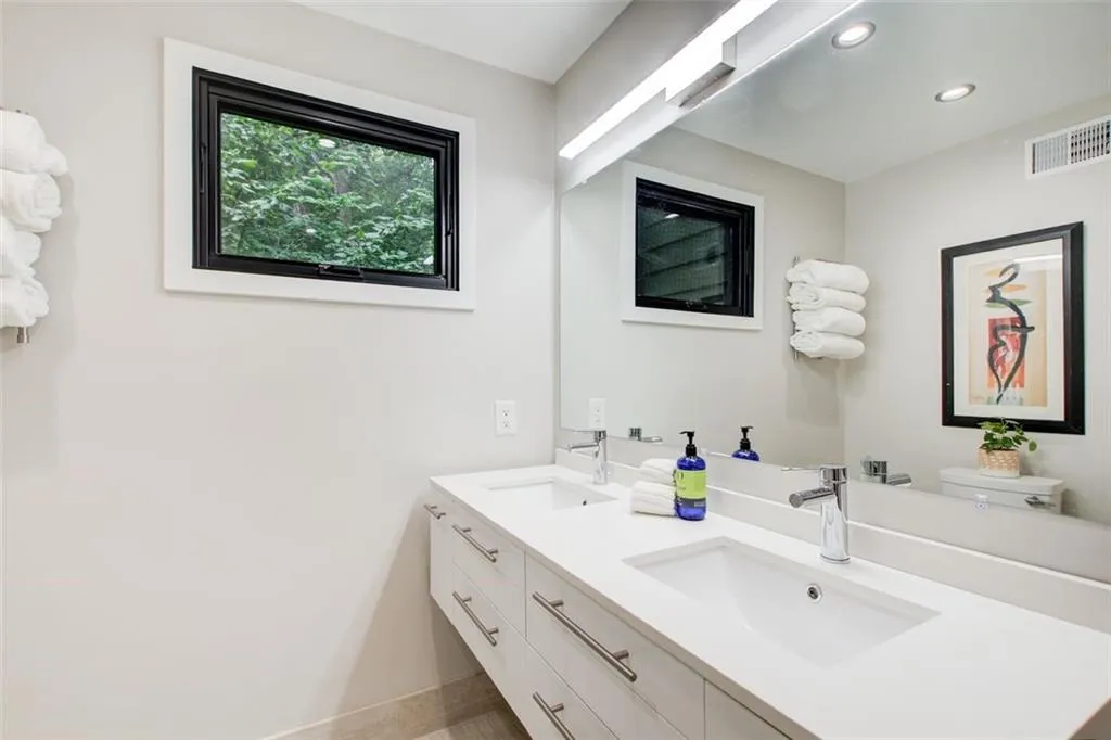 Full bathroom in the terrace level