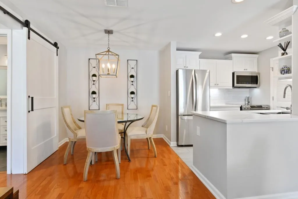 615 Granville Court, Sandy Springs, Georgia 30328, 2 Bedrooms Bedrooms, ,2 BathroomsBathrooms,Residential,Sold,615 Granville Court,6708759