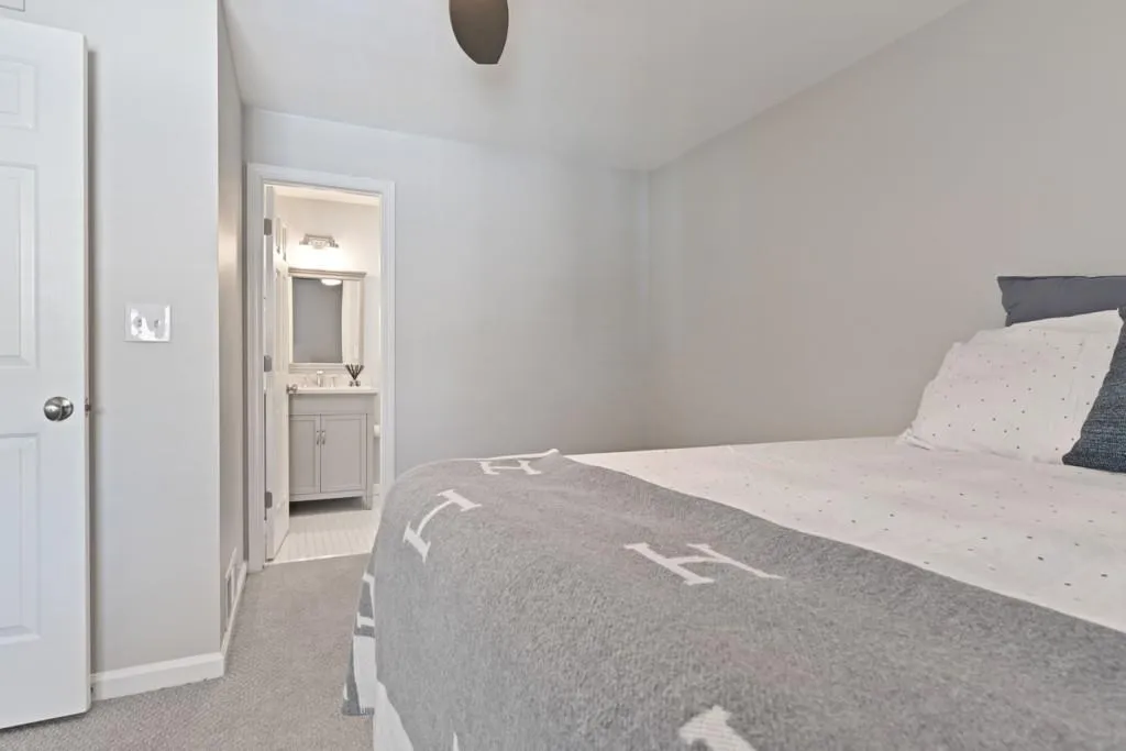 615 Granville Court, Sandy Springs, Georgia 30328, 2 Bedrooms Bedrooms, ,2 BathroomsBathrooms,Residential,Sold,615 Granville Court,6708759