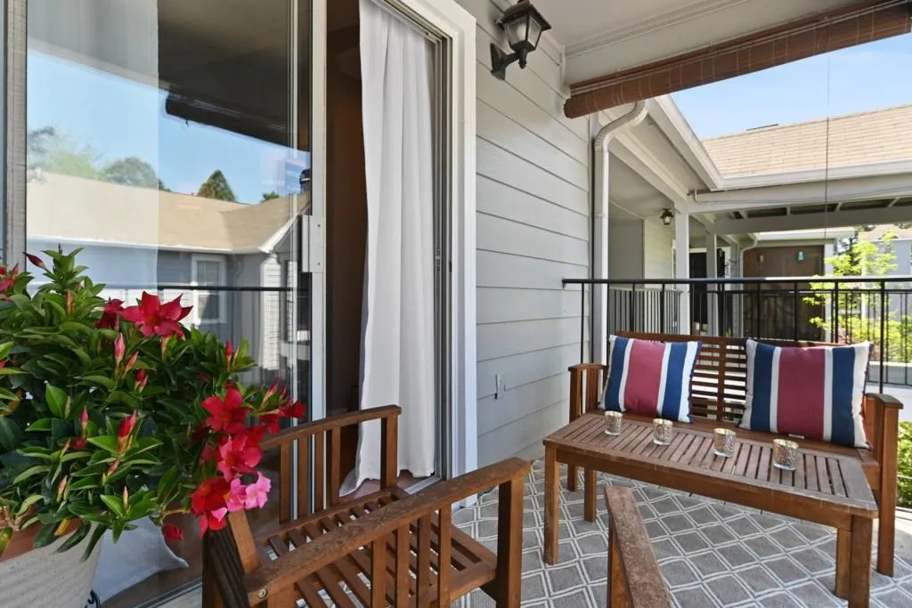 615 Granville Court, Sandy Springs, Georgia 30328, 2 Bedrooms Bedrooms, ,2 BathroomsBathrooms,Residential,Sold,615 Granville Court,6708759