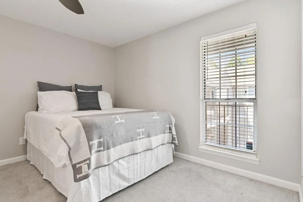 615 Granville Court, Sandy Springs, Georgia 30328, 2 Bedrooms Bedrooms, ,2 BathroomsBathrooms,Residential,Sold,615 Granville Court,6708759