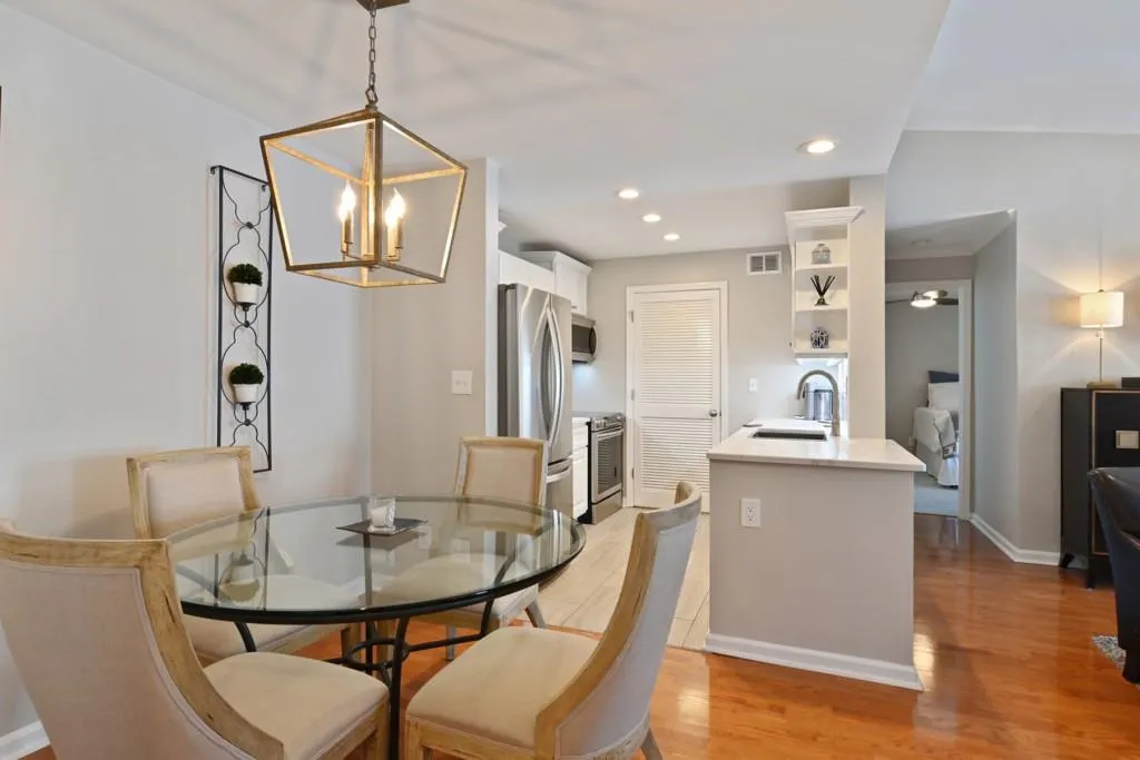 615 Granville Court, Sandy Springs, Georgia 30328, 2 Bedrooms Bedrooms, ,2 BathroomsBathrooms,Residential,Sold,615 Granville Court,6708759