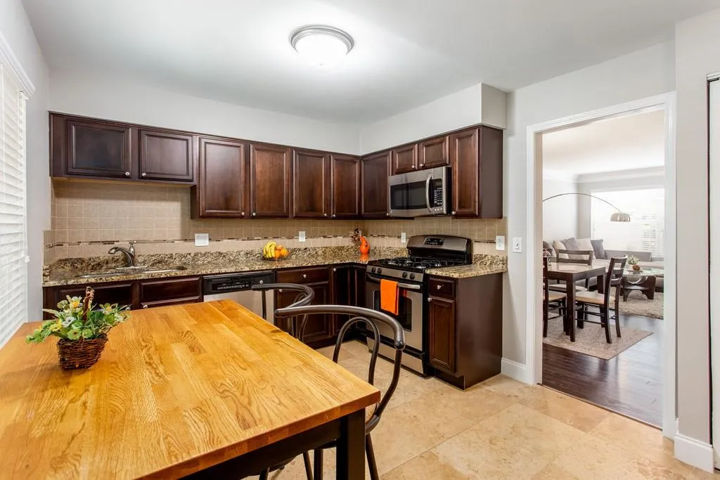6980 Roswell Road Unit A5, Atlanta, Georgia 30328, 3 Bedrooms Bedrooms, ,2 BathroomsBathrooms,Residential,Sold,6980 Roswell Road Unit A5,6737156