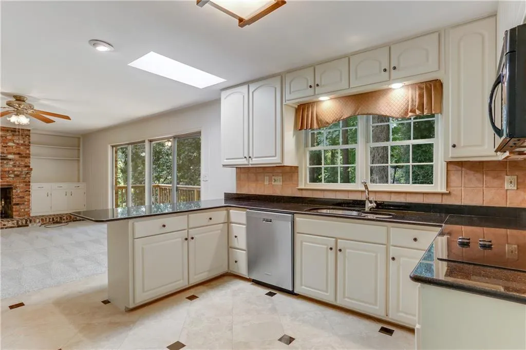 345 Amberidge Trail, Sandy Springs, Georgia 30328, 3 Bedrooms Bedrooms, ,2 BathroomsBathrooms,Residential,Sold,345 Amberidge Trail,6021958