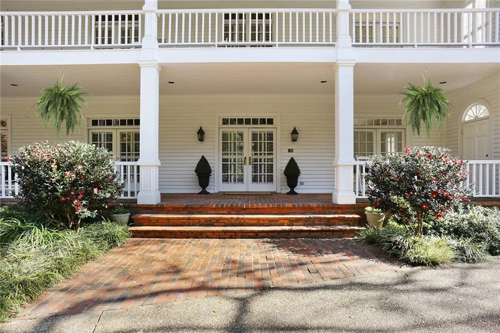 6055 Heards Drive, Sandy Springs, Georgia 30328, 5 Bedrooms Bedrooms, ,4 BathroomsBathrooms,Residential,Sold,6055 Heards Drive,6674218