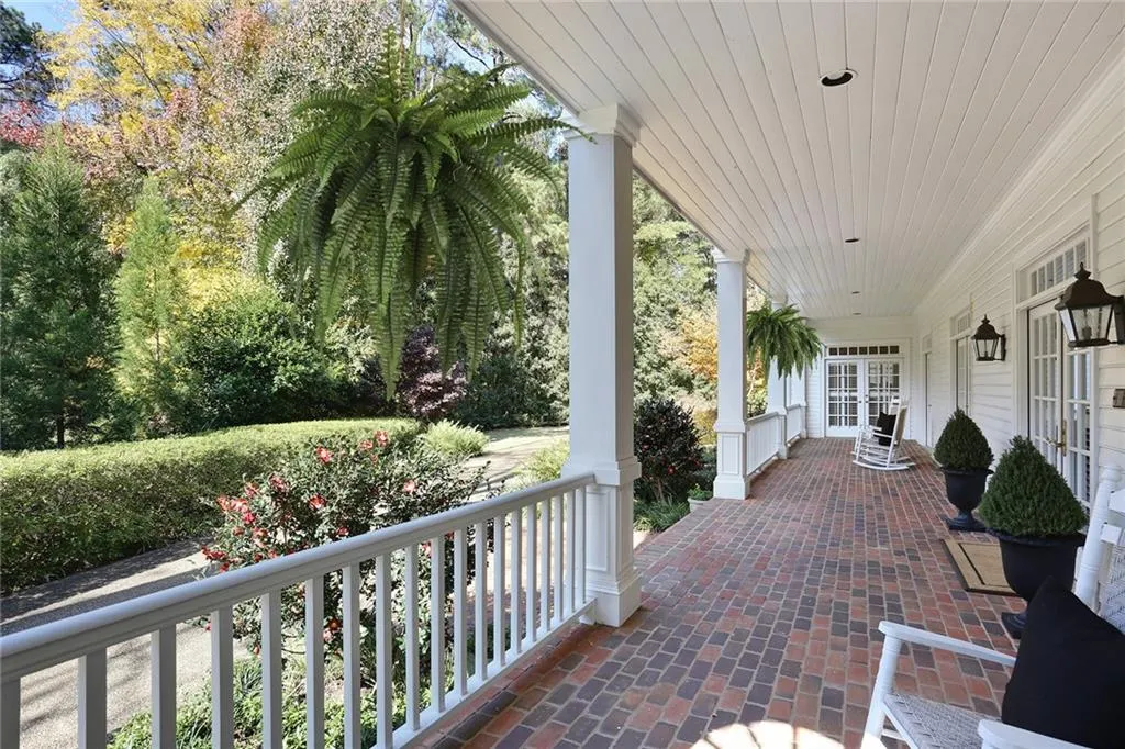 6055 Heards Drive, Sandy Springs, Georgia 30328, 5 Bedrooms Bedrooms, ,4 BathroomsBathrooms,Residential,Sold,6055 Heards Drive,6674218