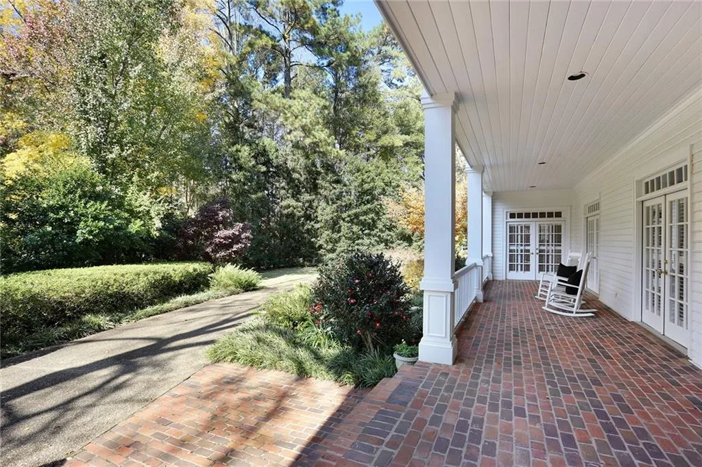 6055 Heards Drive, Sandy Springs, Georgia 30328, 5 Bedrooms Bedrooms, ,4 BathroomsBathrooms,Residential,Sold,6055 Heards Drive,6674218