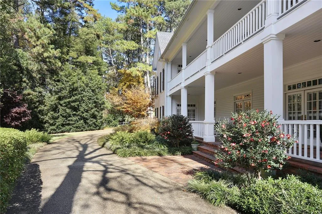 6055 Heards Drive, Sandy Springs, Georgia 30328, 5 Bedrooms Bedrooms, ,4 BathroomsBathrooms,Residential,Sold,6055 Heards Drive,6674218
